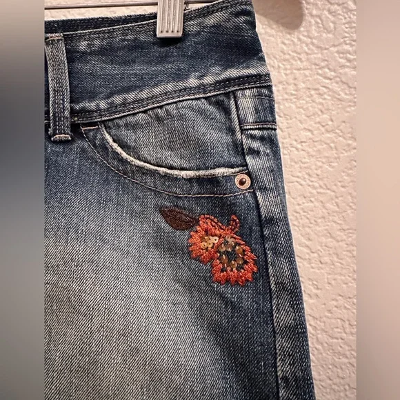 AMERICAN EAGLE Y2K Embroidered Denim Skirt with Floral Accents - Picture 4 of 5